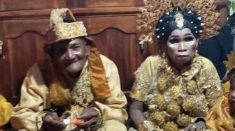 Semoga Samawa! Pernikahan Kakek-Nenek Disaksikan Anak-Cucu Ini Bikin Baper