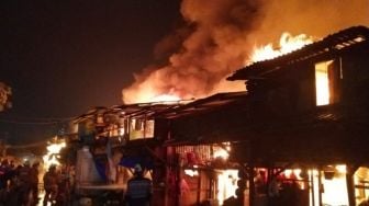 Api Berkobar di Pasar Ciplur Rawa Bebek, 60 Bangunan Terbakar