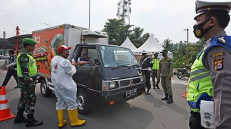 Petugas PMI didampingi anggota Polri dan TNI mengecek suhu tubuh penumpang kendaraan yang akan memasuki Kota Serang di pintu keluar tol Serang Timur, di Serang, Banten, Jumat (11/9/2020).  [ANTARA FOTO/Asep Fathulrahman]