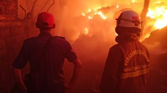 Pabrik Limbah Busa di Pasar Kemis Terbakar, Empat Unit Damkar Dikerahkan
