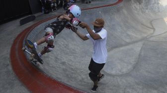 Seorang anak berlatih skateboard di Crooz School of Skate di kawasan Duren Tiga, Jakarta, Sabtu (12/9/2020). [Suara.com/Angga Budhiyanto]