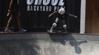 Seorang anak berlatih skateboard di Crooz School of Skate di kawasan Duren Tiga, Jakarta, Sabtu (12/9/2020). [Suara.com/Angga Budhiyanto]