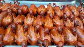 Kocak, Makan Pakai Lauk Kepala Ayam, Aksi Wanita Ini Endingnya Mengejutkan