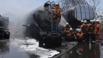 Mengerikan! Lima Truk Tangki di Surabaya Terbakar