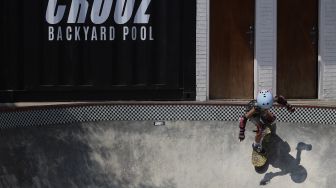 Seorang anak berlatih skateboard di Crooz School of Skate di kawasan Duren Tiga, Jakarta, Sabtu (12/9/2020). [Suara.com/Angga Budhiyanto]