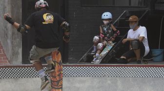 Seorang anak beristirahat disela-sela waktu berlatih skateboard di Crooz School of Skate di kawasan Duren Tiga, Jakarta, Sabtu (12/9/2020). [Suara.com/Angga Budhiyanto]