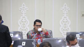 Kritikus Ini Bikin Cara Minum Arteria Dahlan Jadi Bulan-bulanan Warganet