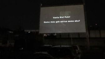 So Sweet! Wanita Ini Dilamar Kekasih via Layar Bioskop Drive In, Auto Baper