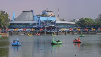 Pengunjung bermain wahana air di Taman Mini Indonesia Indah, Jakarta Timur, Minggu (13/9). [Suara.com/Alfian Winanto]