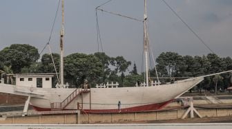 Pengunjung berwisata di atas kapal Museum Keprajuritan di Taman Mini Indonesia Indah, Jakarta Timur, Minggu (13/9). [Suara.com/Alfian Winanto]