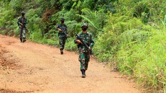 Tiga anggota Satgas Pamtas RI-Malaysia Yonif 133/Yudha Sakti saat patroli di perbatasan Badau, Kabupaten Kapuas Hulu, Kalimantan Barat, Jumat (11/9/2020).  [ANTARA FOTO/Jessica Helena Wuysang]
