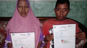 Mengharukan! 10 Tahun Menabung Pemuda Pengamen Ini Daftar Haji Bareng Ibu