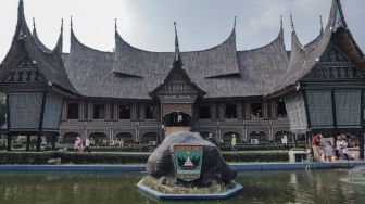 Suasana pengunjung di Anjungan Sumatera Barat di Taman Mini Indonesia Indah, Jakarta Timur, Minggu (13/9). [Suara.com/Alfian Winanto]