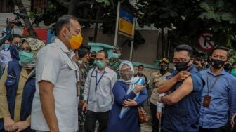 Gubernur Jawa Barat Ridwan Kamil menunjukan lengannya yang telah di suntikan vaksin, di Puskesmas Garuda, Bandung, Jawa Barat, Senin (14/9/2020).  [ANTARA FOTO/Raisan Al Farisi]