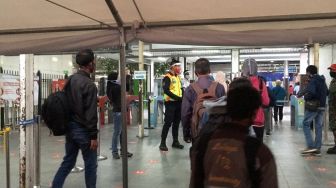 Hari Ini Jakarta Resmi PSBB Total, Begini Situasi di Stasiun Bekasi