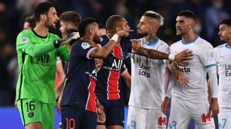 Para pemain Marseille dan Paris Saint-Germain bertengkar di akhir pertandingan sepak bola L1 Prancis antara Paris Saint-Germain (PSG) melawan Marseille (OM) di Stadion Parc de Princes, Paris, Perancis, Senin (14/9) dini hari WIB. [FRANCK FIFE / AFP]