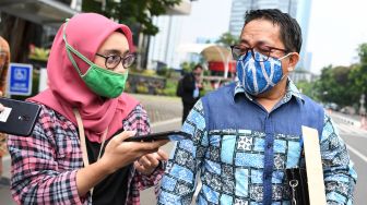 Mantan Kepala Biro Hukum Kementerian BUMN yang juga Wakil Direktur PT Pelindo II Hambra SH (kanan) menjawab pertanyaan wartawan usai diperiksa di gedung KPK, Jakarta, Senin (14/9/2020).  [ANTARA FOTO/Hafidz Mubarak]