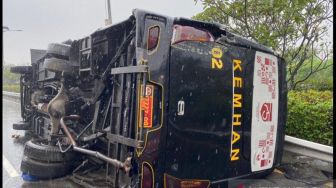 Detik-detik Bus Kemenhan Tabrakan Beruntun hingga Terguling di Tol Jagorawi