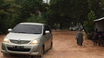 Hujan Sejak Pagi, Sejumlah Ruas Jalan di Tanjungpinang Tergenang Banjir