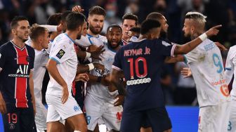 Para pemain Marseille dan Paris Saint-Germain bertengkar di akhir pertandingan sepak bola L1 Prancis antara Paris Saint-Germain (PSG) melawan Marseille (OM) di Stadion Parc de Princes, Paris, Perancis, Senin (14/9) dini hari WIB. [FRANCK FIFE / AFP]