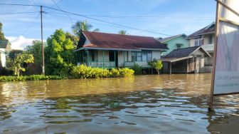 BRRUUUK! Jembatan Gantung Malawi Kalbar Roboh Diterjang Banjir