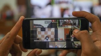 Tangkapan layar smartphone awak media ketika merekam Aktor Dwi Sasono menjalani sidang kasus penyalahgunaan narkoba yang digelar secara virtual di Pengadilan Negeri Jakarta Selatan, Senin (14/9). [Suara.com/Alfian Winanto]