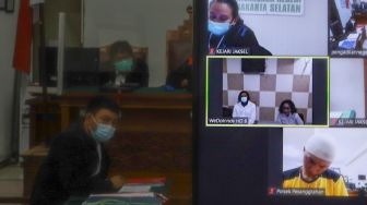 Suasana jalannya sidang secara virtual kasus penyalahgunaan narkoba yang melibatkan Aktor Dwi Sasono di Pengadilan Negeri Jakarta Selatan, Senin (14/9). [Suara.com/Alfian Winanto]