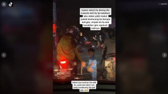 Miris! Viral Video Pengemis Kecil Pukul Kaki Pemotor saat Tak Diberi Uang