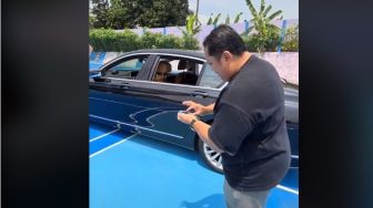 Aksi Pria Perlakukan Mobil Mewah Rp 2,5 M Jadi Sorotan, Kaya Mah Bebas!