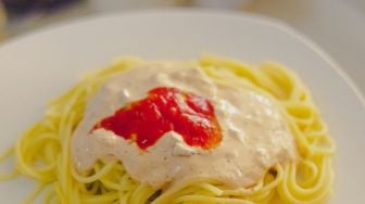 Penuh Kearifan Lokal, Viral Wanita Masak Spaghetti Campur Santan dan Bumbu Kuning, Hasilnya Diluar Dugaan