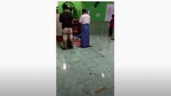 SADIS Kronologis Imam Masjid Digetok Cewek Pakai Balok di Sujud Pertama