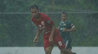 Lapangan Tergenang Air, Duel Persija Vs Tira-Persikabo Berlangsung 30 Menit