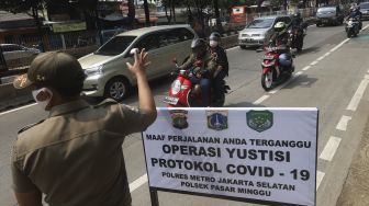 Petugas gabungan Satuan Gugus Tugas Percepatan Penanggulangan Covid-19 melakukan operasi yustisi penegakan disiplin protokol kesehatan di jalan Taman Margasatwa, Jati padang, Jakarta Selatan, Selasa (15/9/2020). [Suara.com/Angga Budhiyanto]