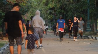 Warga berolahraga Jogging di Kawasan Banjir Kanal Timur (BKT), Jakarta Timur, Rabu (16/9). [Suara.com/Alfian Winanto]