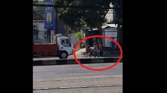 Viral Aksi Bocah di Jalan Bikin Deg-degan Sopir Truk, Mau Setor Nyawa?