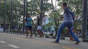 Anak-anak bermain sepak bola di Kawasan Banjir Kanal Timur (BKT), Jakarta Timur, Rabu (16/9). [Suara.com/Alfian Winanto]