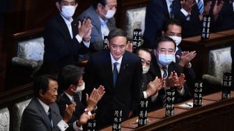 Yoshihide Suga berdiri setelah terpilih sebagai Perdana Menteri Jepang di majelis rendah parlemen di Tokyo, Jepang, Rabu (16/9).  [CHARLY TRIBALLEAU / AFP]