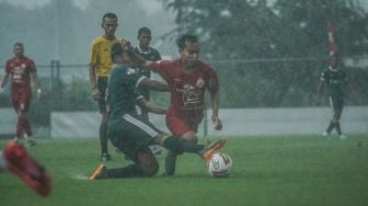 Hujan Deras Membubarkan Laga Uji Coba Kontra Persija, Roni Sugeng Mangkel