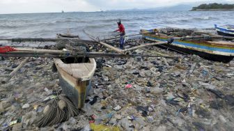 Sampah Plastik Cemari Pantai Sukaraja Bandar Lampung