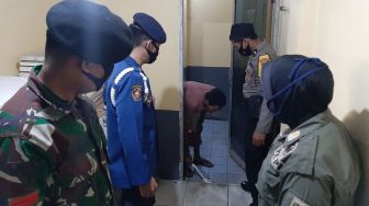 Warga Makassar Ini Disuruh Bersihkan Toilet Karena Melanggar Protokol Kesehatan