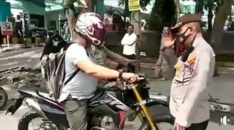 Aksi Pemotor Ini Bikin Geram Polisi saat Razia Masker, Berani Coba?