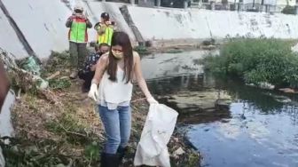 Waduh! Terjaring Razia Masker, Wanita Cantik Ini Dipaksa Nyebur ke Sungai