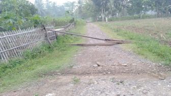 Ngotot Klaim Tanah Pribadi, Warga di Walantaka Tutup Jalan Utama Kelurahan