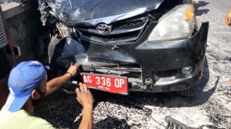 Bruk! Mobil Pelat Merah Tabrakan, Pemotor Terpelanting 'Pindah Alam'
