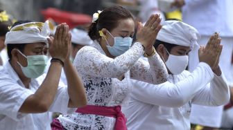 Umat Hindu bersembahyang saat Hari Raya Galungan di Pura Jagatnatha, Denpasar, Bali, Rabu (16/9/2020). [ANTARA FOTO/Fikri Yusuf]