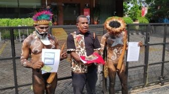 Selain Beasiswa Veronica, Rakyat Papua Juga Serahkan Bendera Merah Putih