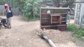 Ada Penampakan Lemari Baju hingga Balok Kayu Tutupi Jalan Umum di Walantaka