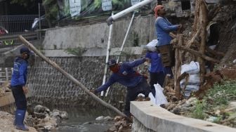 Petugas Suku Dinas Sumber Daya Air Jakarta Selatan membangun kembali turap yang longsor di Rumah Pohon Jagakarsa, Jakarta, Kamis (17/9/2020). [Suara.com/Angga Budhiyanto]