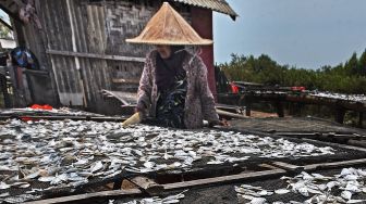 Nelayan menjemur ikan asin di Pelabuhan Perikanan Nusantara (PPN) Karangantu, Serang, Banten, Kamis (17/9/2020). [ANTARA FOTO/Asep Fathulrahman]