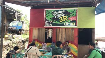 Yuk! Ngopi di Warkop Mitra 3R Samarinda, Segelas Kopi Dibayar Sampah